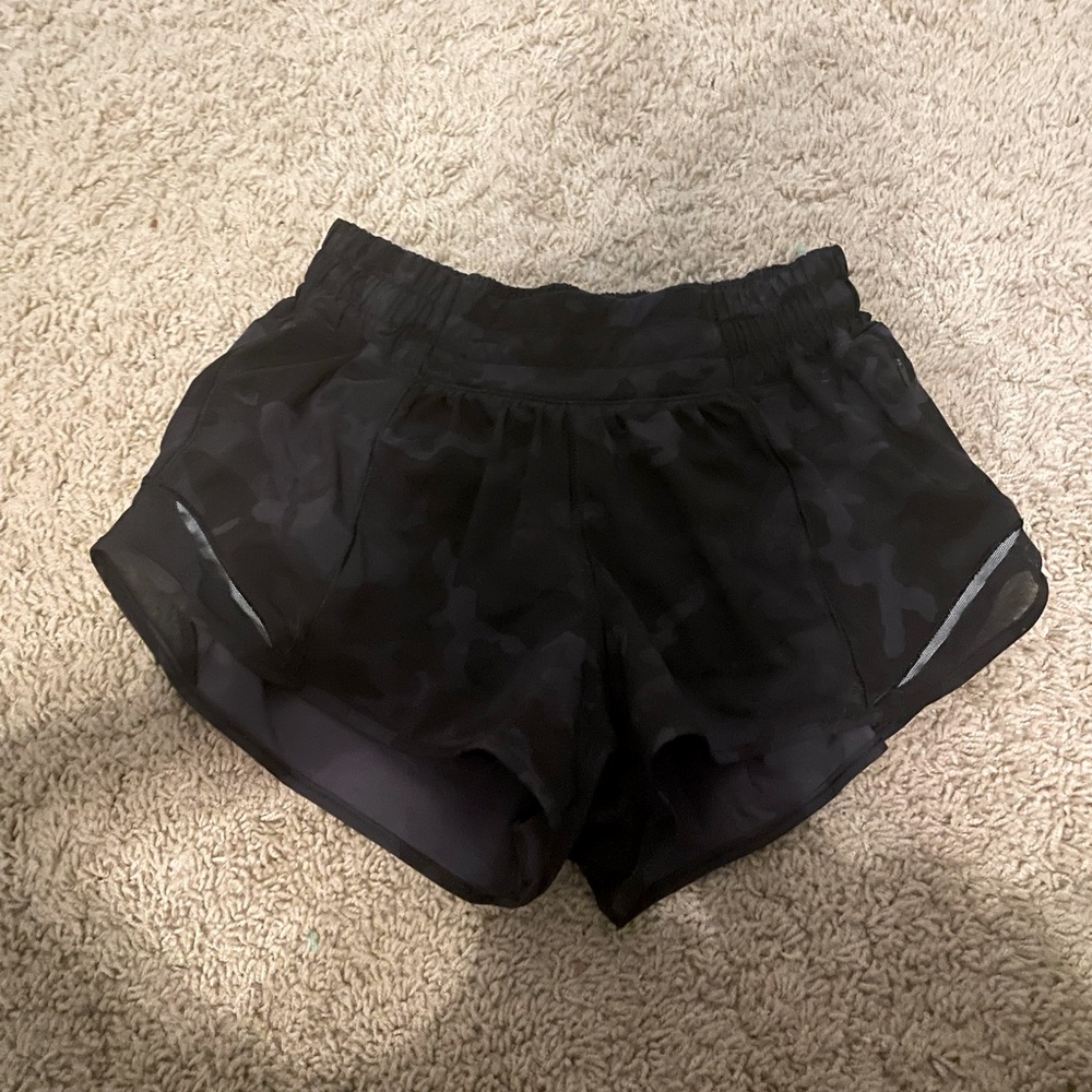 Lululemon Dark Blue Camo Hotty Hot Shorts 2.5” size 4!